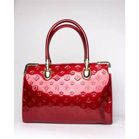 Sac a main vernis rouge .